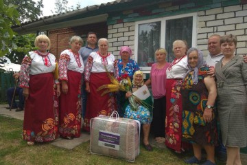 Благодійний фонд продовжує вітати старожилів Хмельниччини 