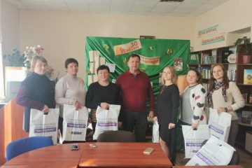 Сучасна техніка для розвитку бібліотек Хмельниччини: помічники Сергія Лабазюка привітали громади зі святом