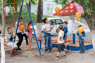 Відкриття дитячих майданчиків у Хмельницькому на вулицях Зарічанській 8 та 8\1 іЗарічанській 14\3 та 14\3А